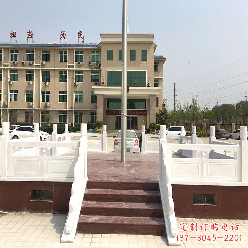新乡学校广场石雕升旗台