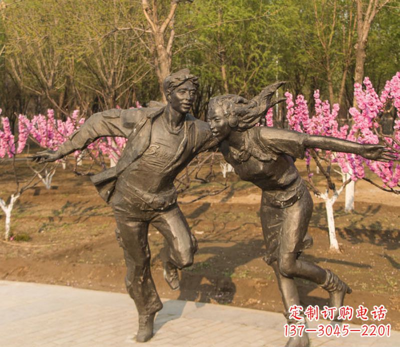 新乡游玩的情侣铜雕