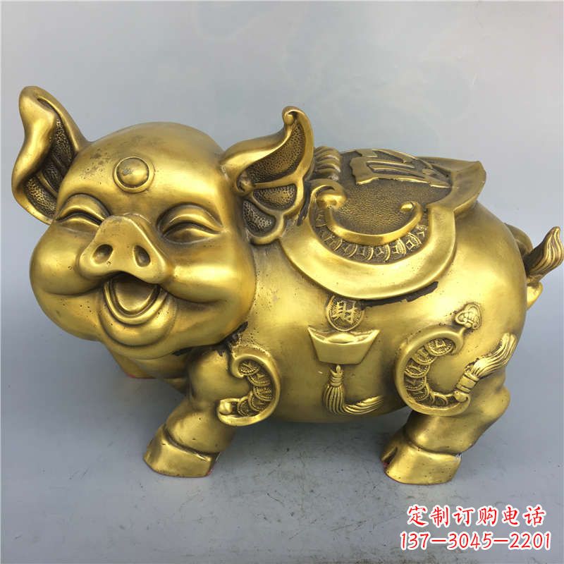 新乡招财卡通猪铜雕-企业商场美陈动物生肖风水雕塑摆件