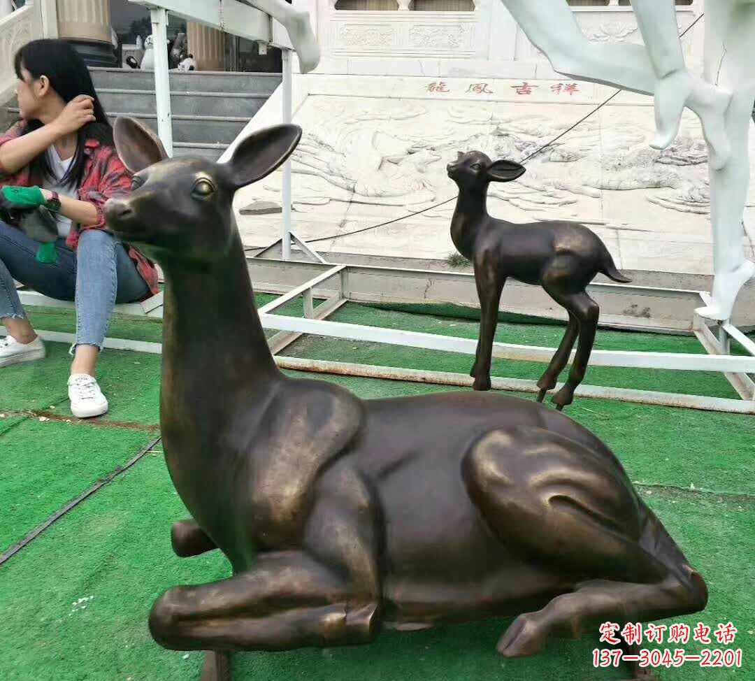 新乡铸铜广场动物鹿雕塑