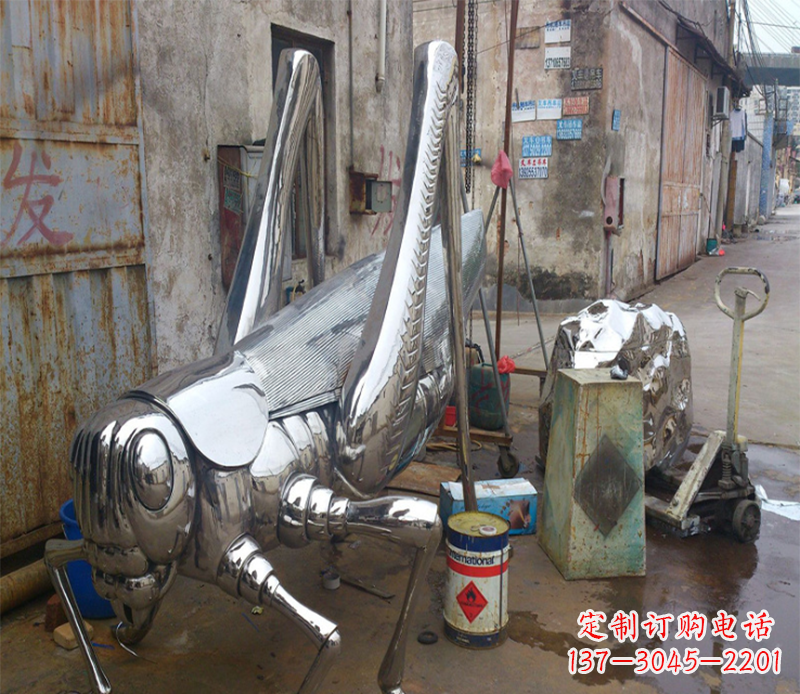 新乡不锈钢蚂蚱雕塑
