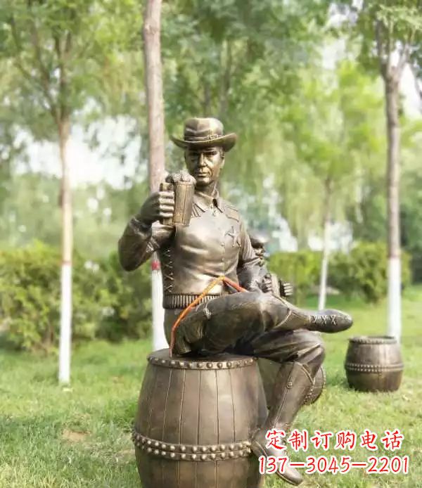 新乡坐酒桶喝啤酒的牛仔铜雕